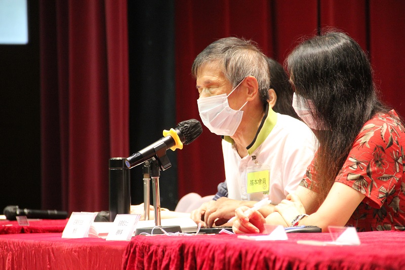 莊陳有先生在「第57屆周年會員大會暨2021至2023年度執行委員會選舉」中發言，旁為失明人協進會總幹事高碧姬女士。