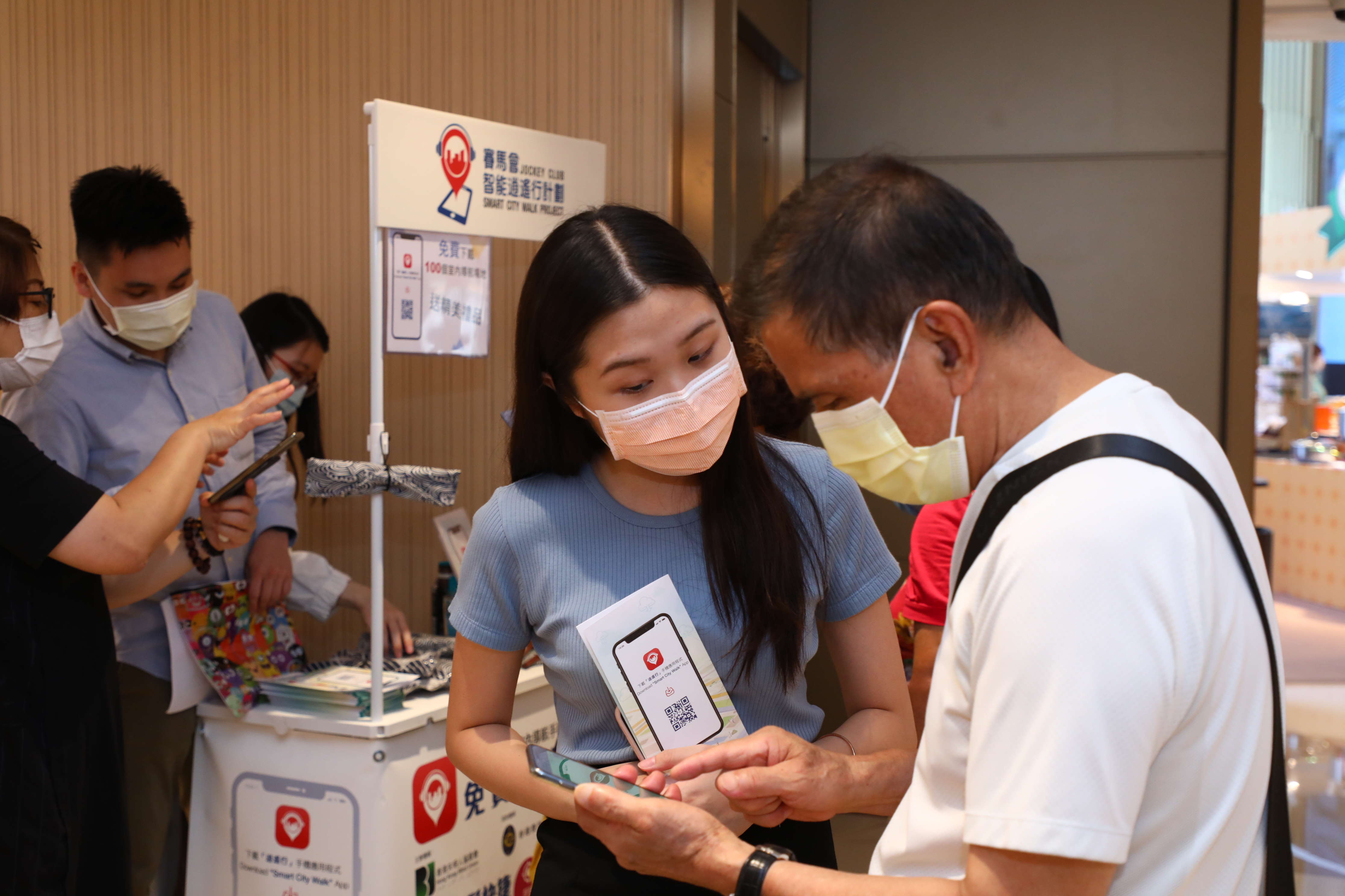 香港失明人協進會由7月13日至16日，在裕民坊舉行為期4日的展板介紹「逍遙行」，有負責人員現場講解「逍遙行」。