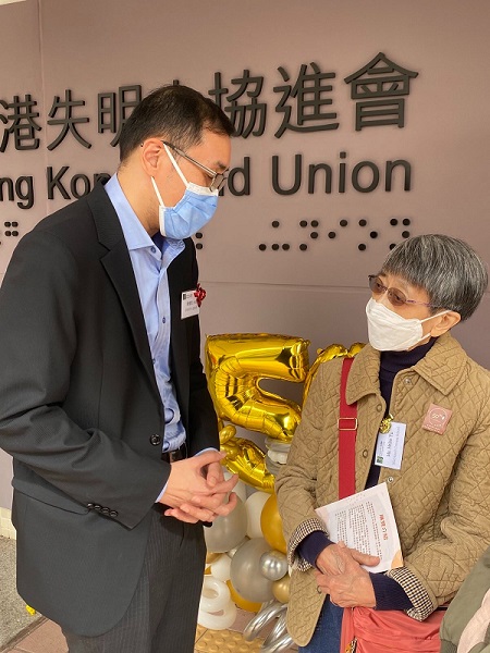 Interaction between the guest Mrs. Yu Lai Ching-ping, Helen and the President Wong Chun-hang, Billy